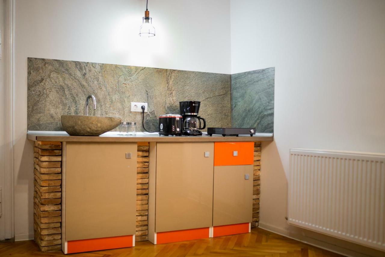Studio cu o canapea extensibilă