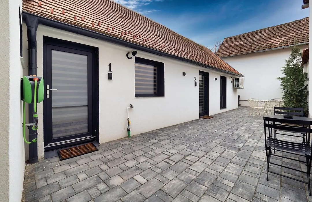 Free Private Parking - Onyx Studios By Ben Apartments-1