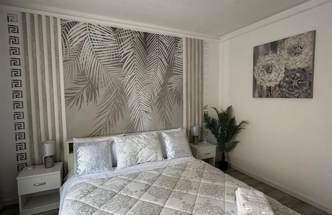 Sara Suite-1
