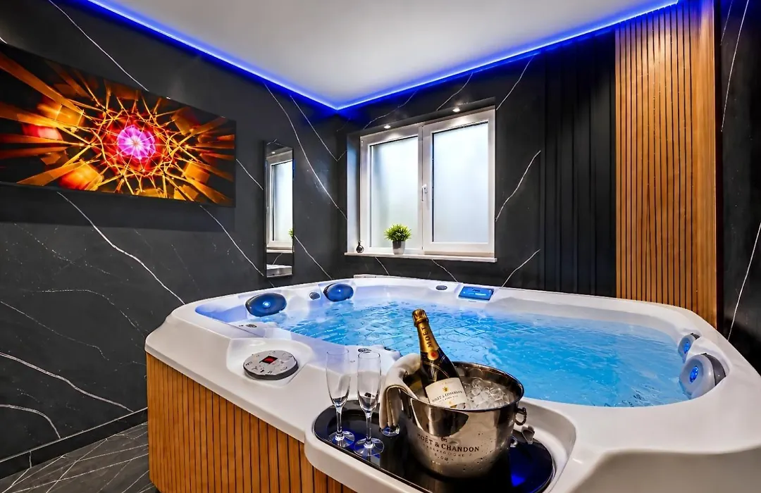 Luxor - Jacuzzi Apartments-1