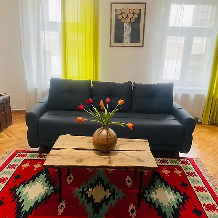 Spacious Stylish Apartment In Old Town-2