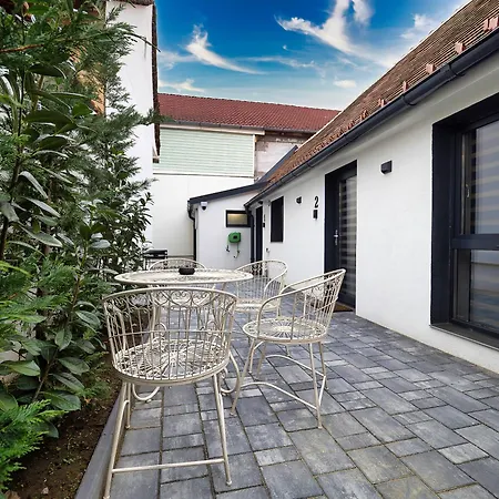 Free Private Parking - Onyx Studios By Ben Apartments-2