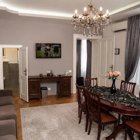 Mozart & Bach Historic Apartment-2